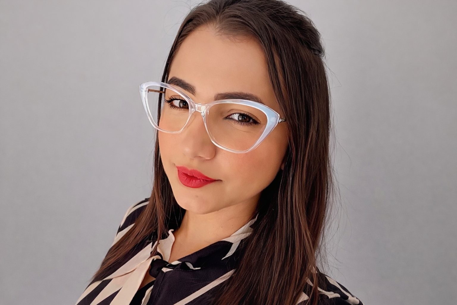 Cliente com óculos de grau cat eye — Ótica Anchieta